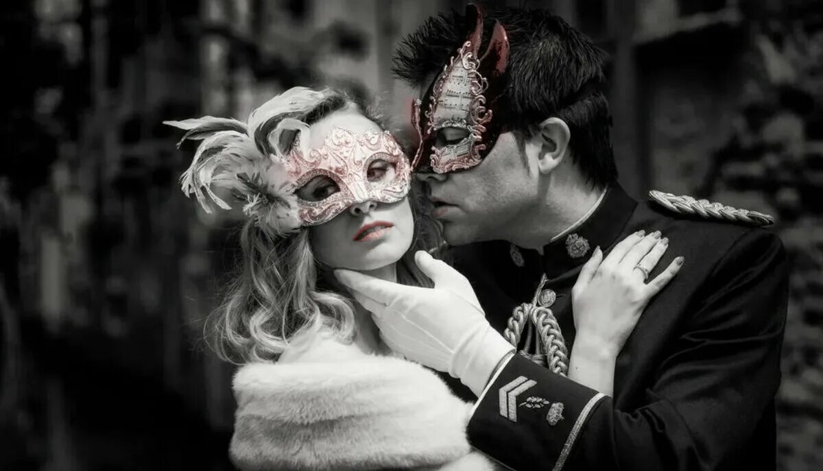 Мужчина в маскарадной маске. Карнавальная маска «мужчина». Мужчина и женщина в масках. Мужчина и женщина в карнавальных масках. Жена в маске другу