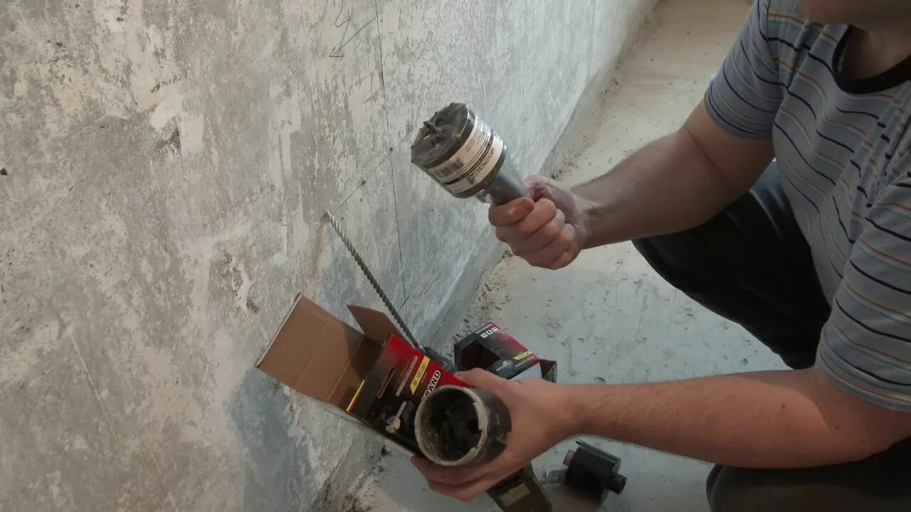 Отверстие в стене под трубу. Сверление в бетоне отверстий 12мм. Сверление отверстий на 150 в газобетоне. Сверло бетон коронкой 6мм. Сверление отверстий в бетоне под подрозетник алмазной коронкой.