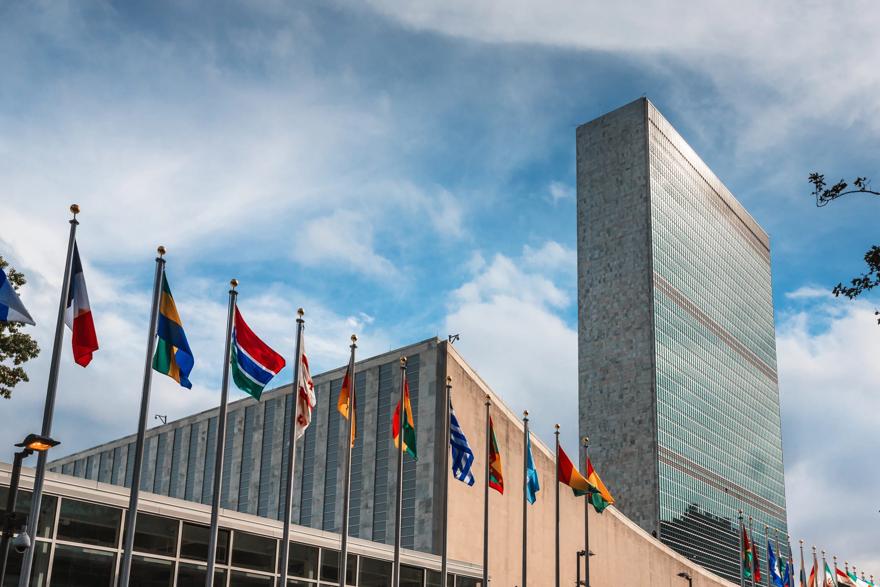 Город штаб оон. Штаб-квартира ООН В Нью-Йорке. Здание ООН В Нью-Йорке. Здание ООН В Нью-Йорке флаги. Здание ООН В Нью-Йорке фото.