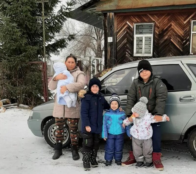 Машина для многодетной семьи. Автомобиль для многодетных. Многодетные семьи Самарской области. Многодетная семья Сызрань. Автомобиль многодетной семье в 2024 году