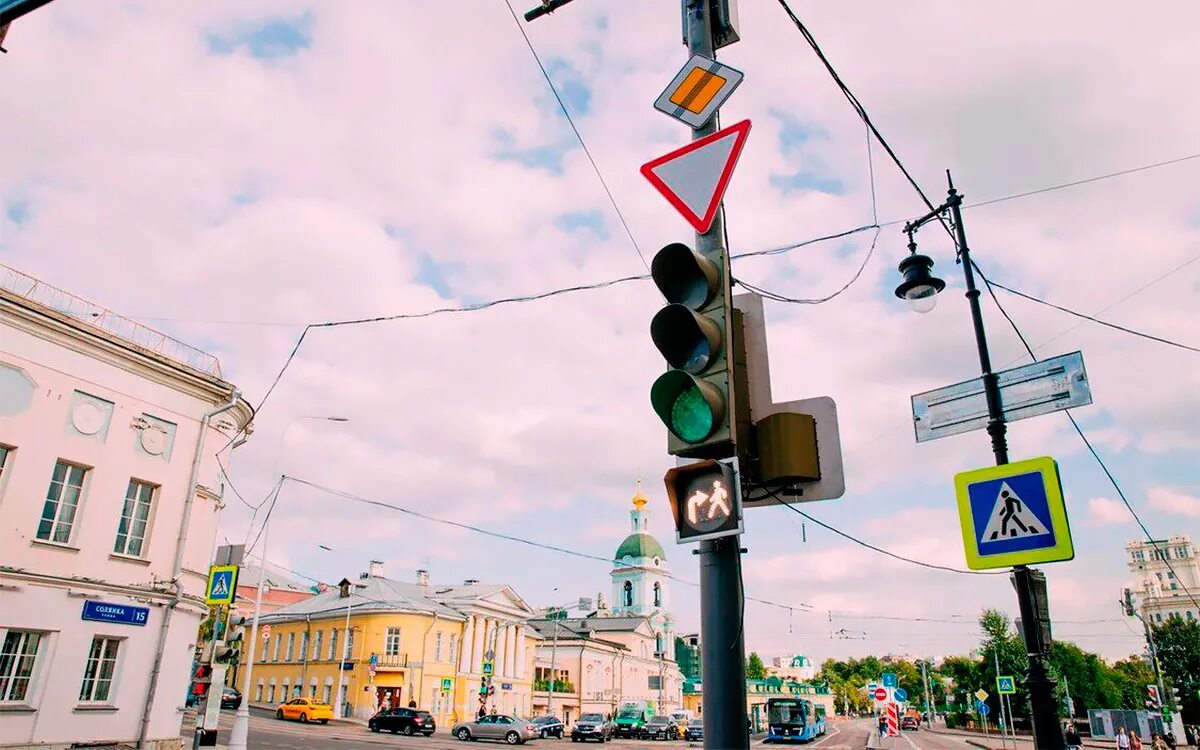 Знак на дорогах москве. Светофор ЦОДД. Новые светофоры. Светофор с дополнительной секцией.