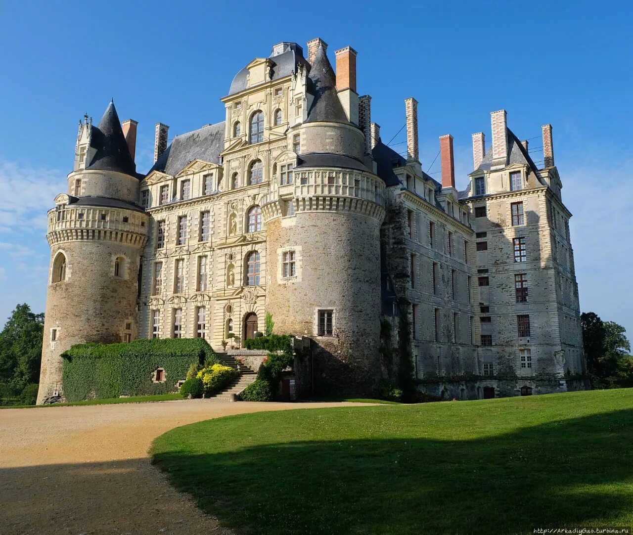Замок сх. Замок Бриссак. Шато де Бриссак. Замок Шато де Бриссак. Замок Крессэ Франция.