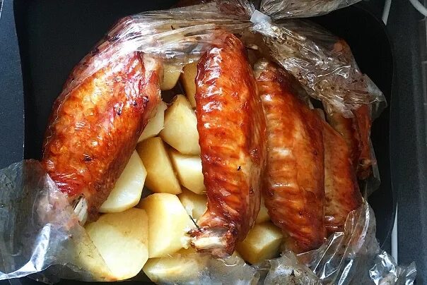 индейка крылья рецепты в рукаве. крылья индейки в духовке с картошкой. крыло индейки в микроволновке. индюшачьи крылышки. индюшиные крылья.