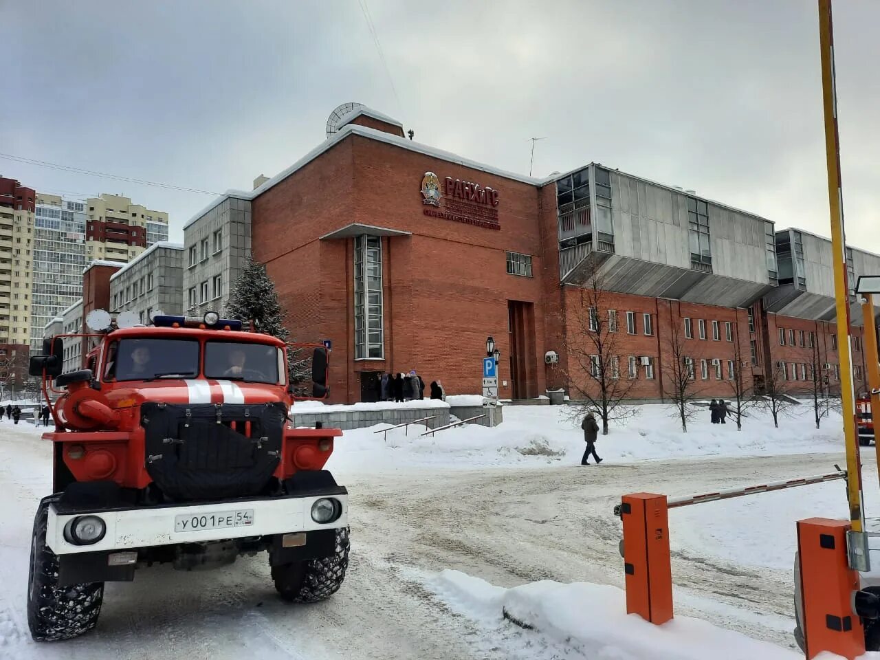 30 декабря новосибирск. Пожар в РАНХИГС. РАНХИГС Новосибирск. Новосибирск задымление. Эвакуируют с улиц Новосибирска.