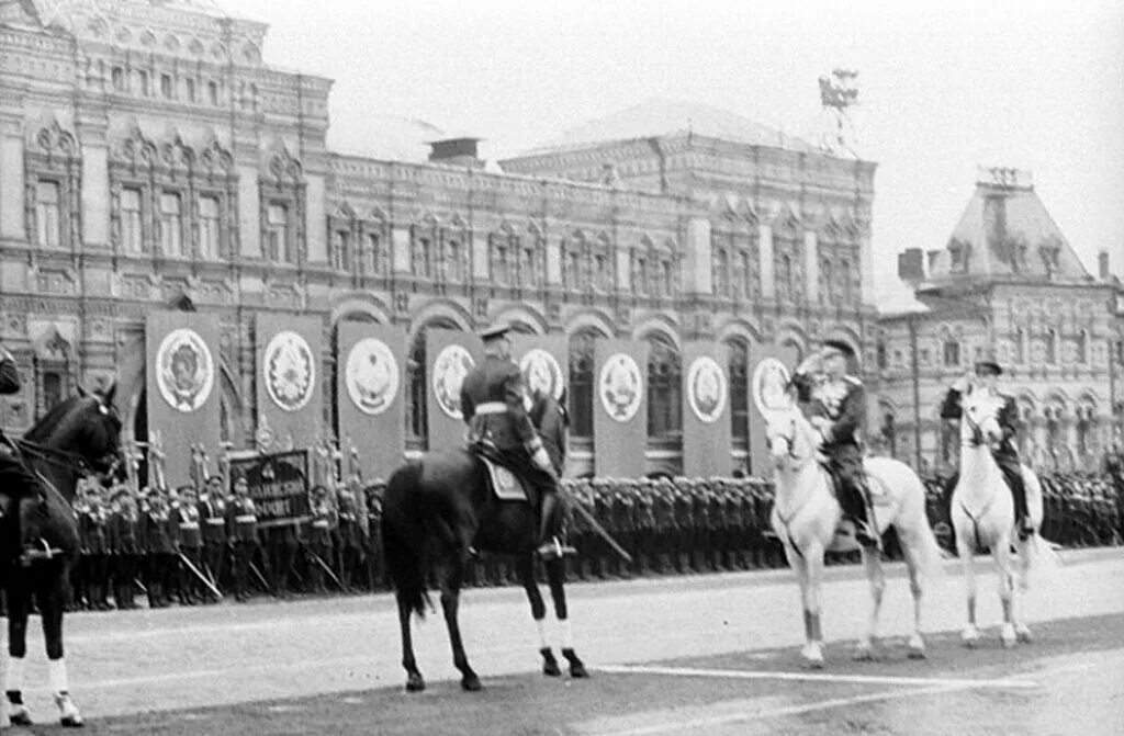 1 июня 1945 г. Парад Победы 24 июня 1945 Жуков и Рокоссовский. Жуков на параде Победы 1945. Парад Победы 1945 маршалы. Жуков на параде Победы 24 июня 1945 года.