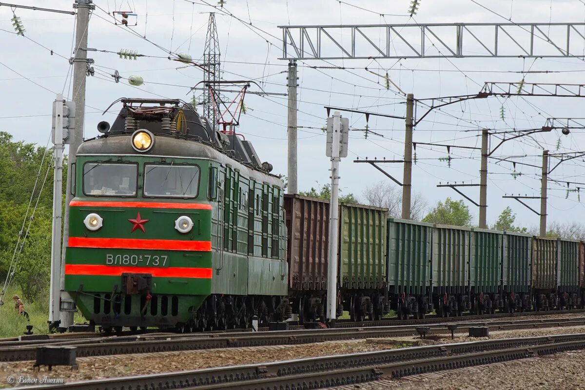 Вл80к 737. Вл80с-1695. Станция Локомотивстрой. Поезд вл80. Электровозы выпускают