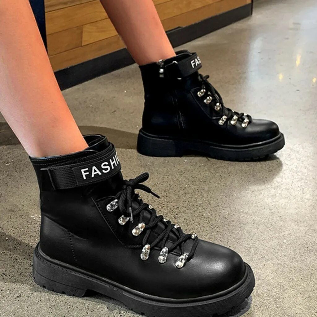 модные детские ботинки. высокие ботинки. стильные зимние ботинки мужские. крутая обувь. красивые муж обуви.