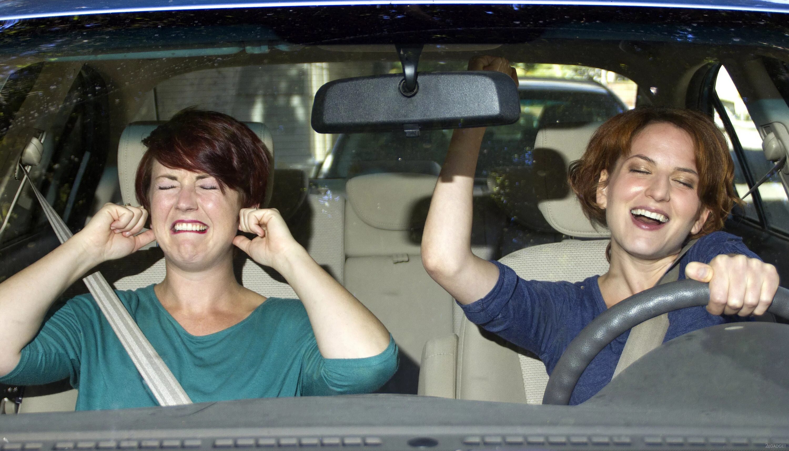 Гвен стефани carpool karaoke. Поем в машине. Женщина за рулем. В машине семья поет. Водитель поет за рулем.