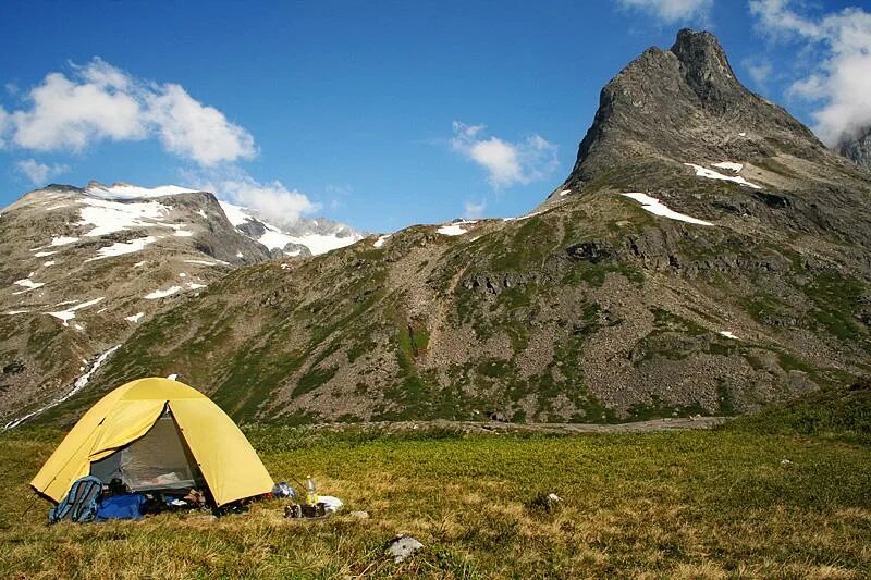 Mountains camping. Горный кемпинг Кавказ. Палаточный лагерь Карачаево Черкессия. Палатка в горах. Палаточный лагерь в горах.