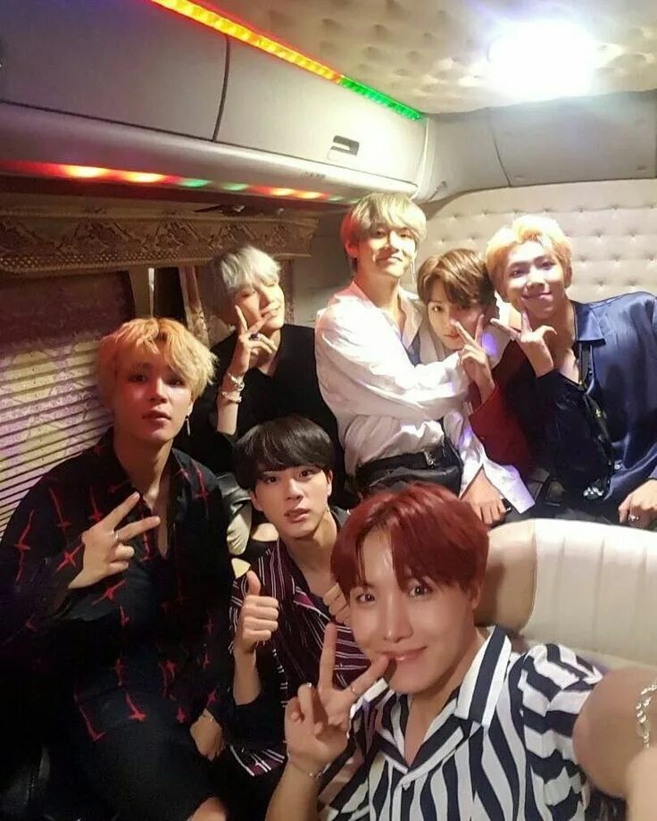 Втс корейская группа вигуки. Бтс в самолете. Бантан бтс. Группа втс корея. Селфи бтс вместе.