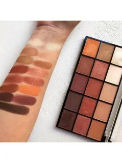 Палетка теней makeup revolution