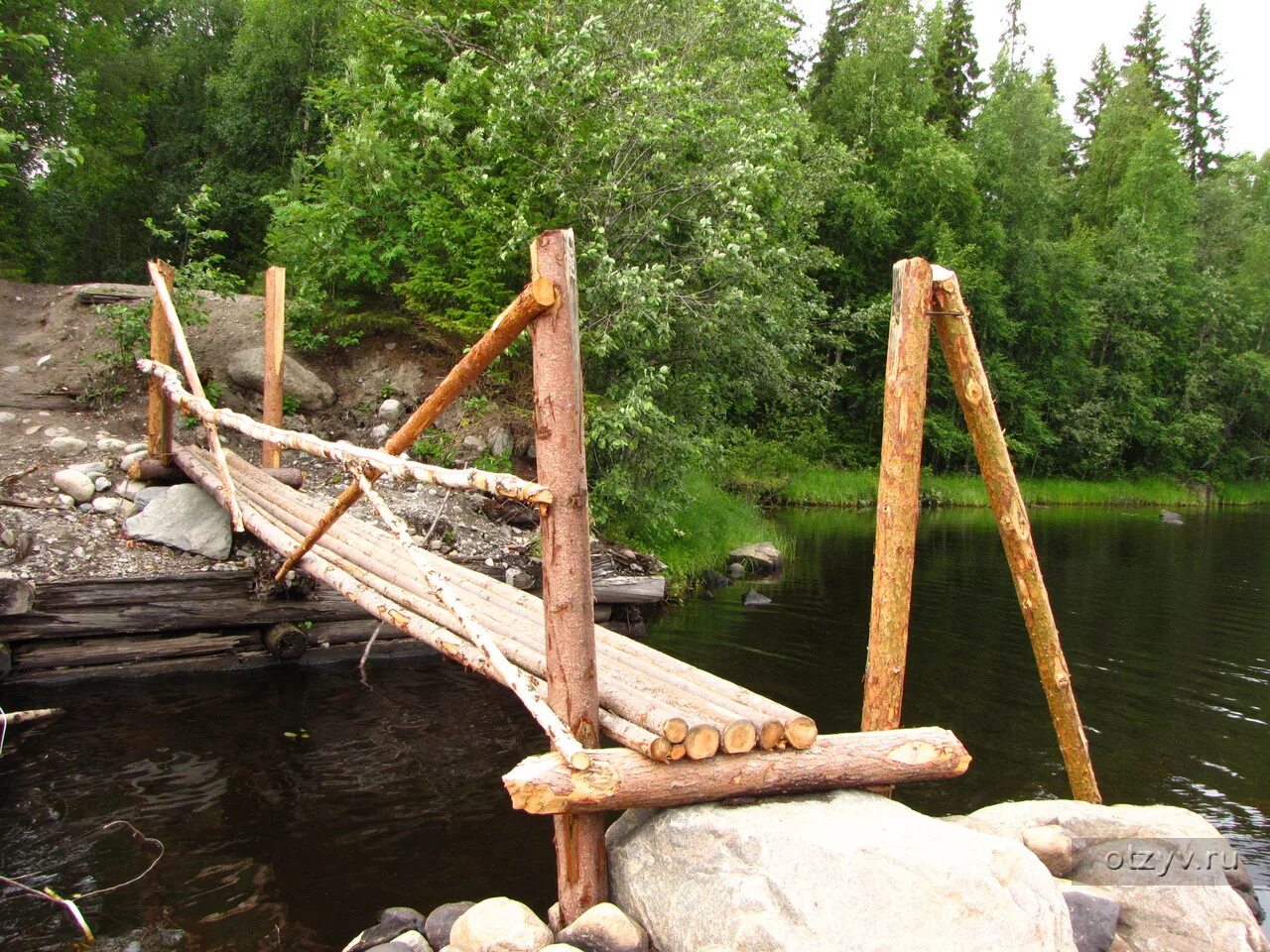 Построить деревянный мост. Бревенчатый мост. Мост из бревен. Деревянный мост из бревен. Мост из бревен через реку.