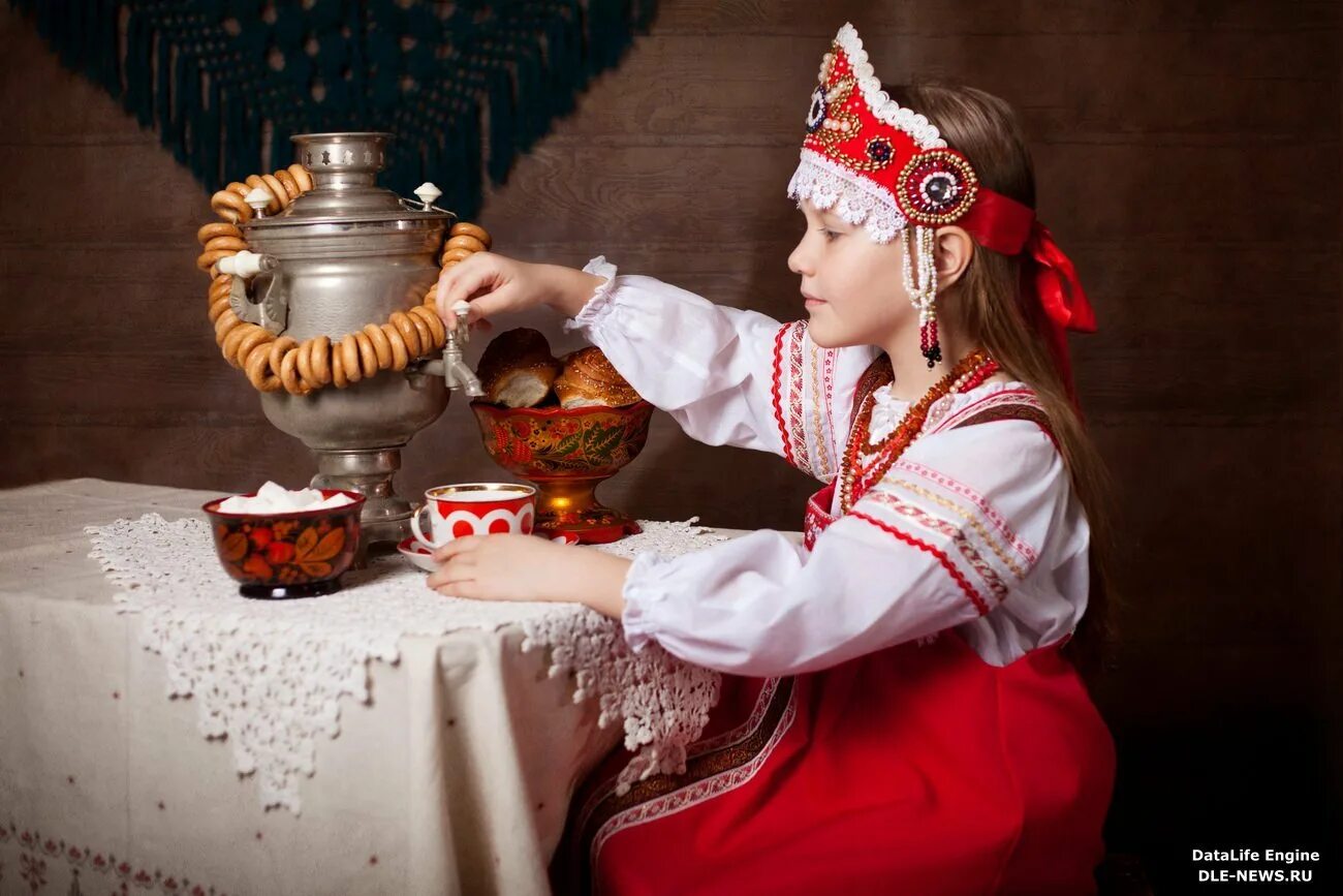 Традиционное русское чаепитие. Девушка с самоваром. Чай на Руси. Традиционный русский самовар. Мальчик самовар