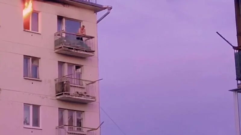 мужик горит на балконе. в иркутске мужчина с ребенком. висит на балконе. мальчик на балконе. мужик лезет в окно.