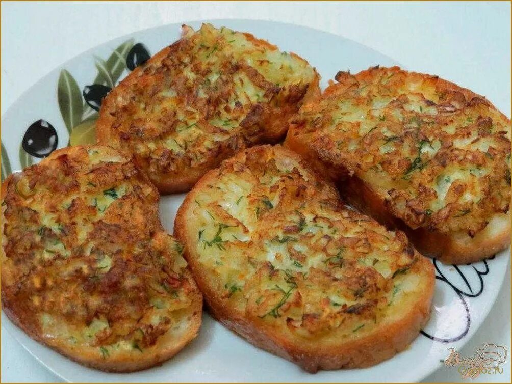 Горячий бутерброд с луком и яйцом. Горячие бутерброды с картошкой. жареные бутерброды. бутерброд с жареной колбасой. жареные бутерброды на сковороде.