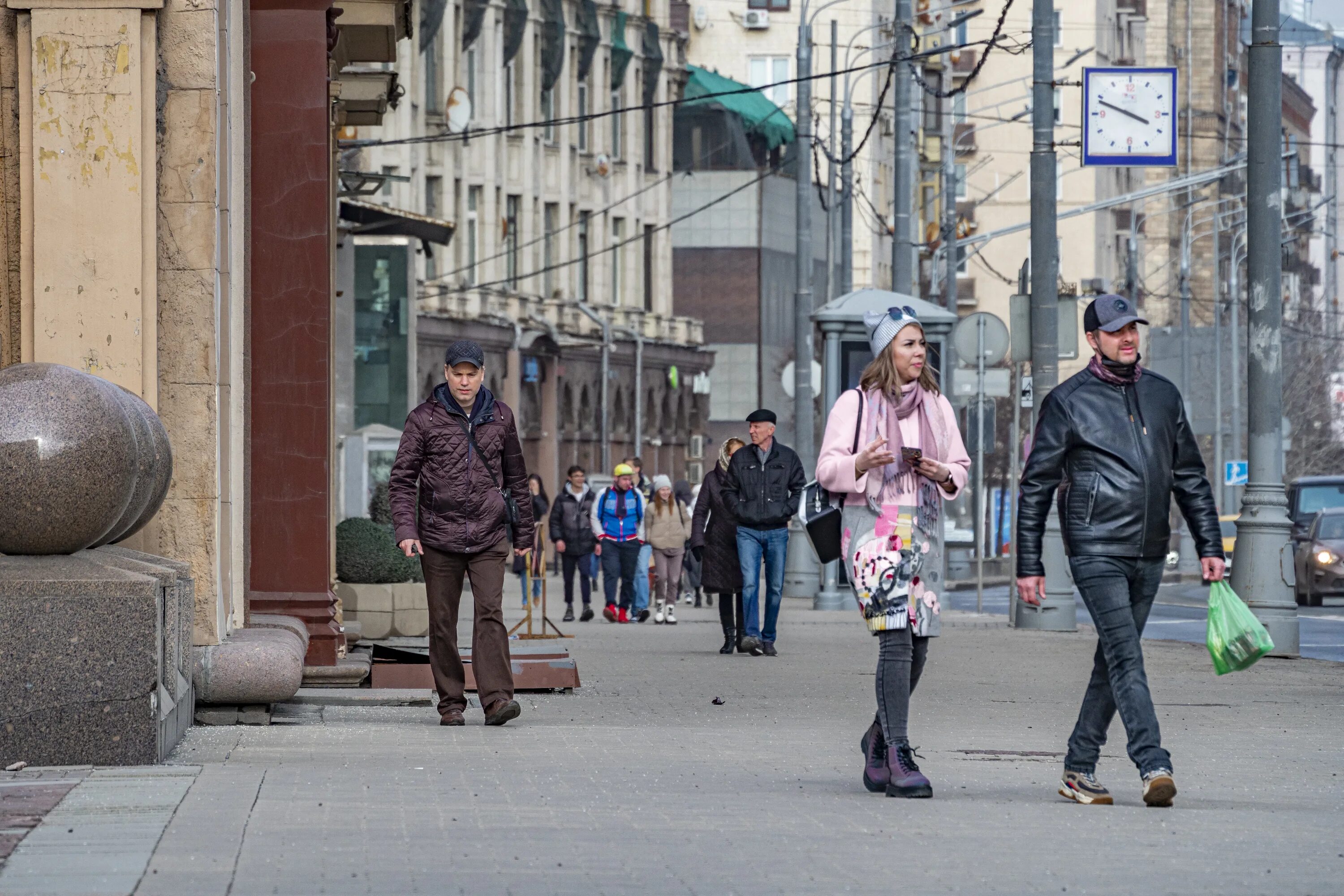 Апрель в Москве. Москва весной. Люди в конце апреля в Москве.