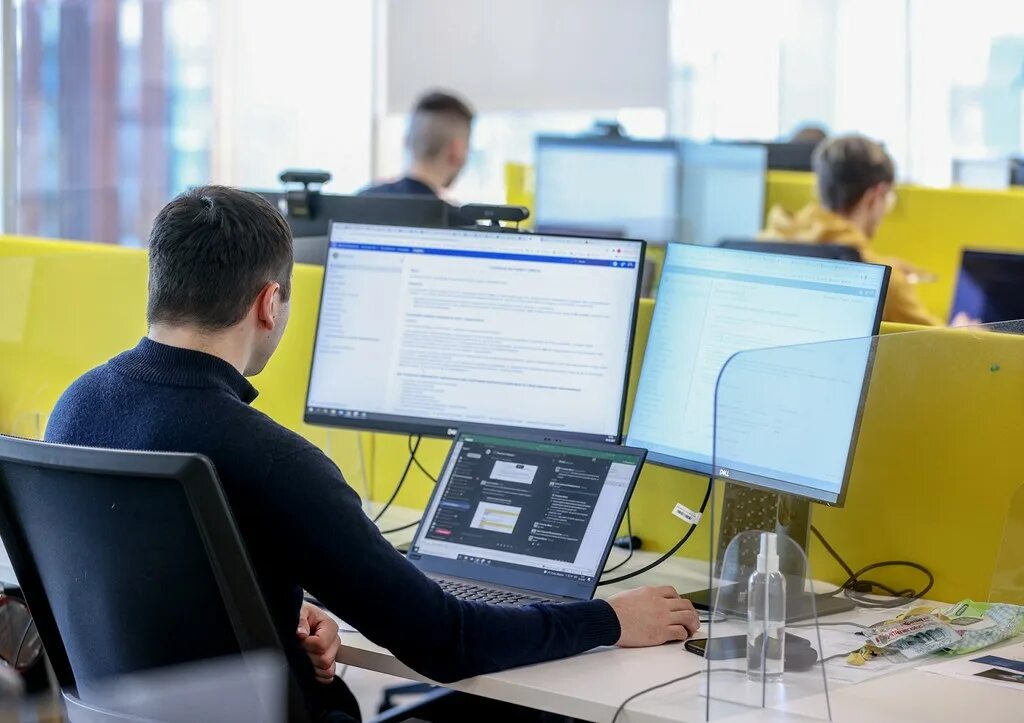 Делопроизводитель в суде. Банк провел эксперимент с четырехдневной рабочей неделей. Компания voxys. Девушка в опасности. Минтруд ответил.