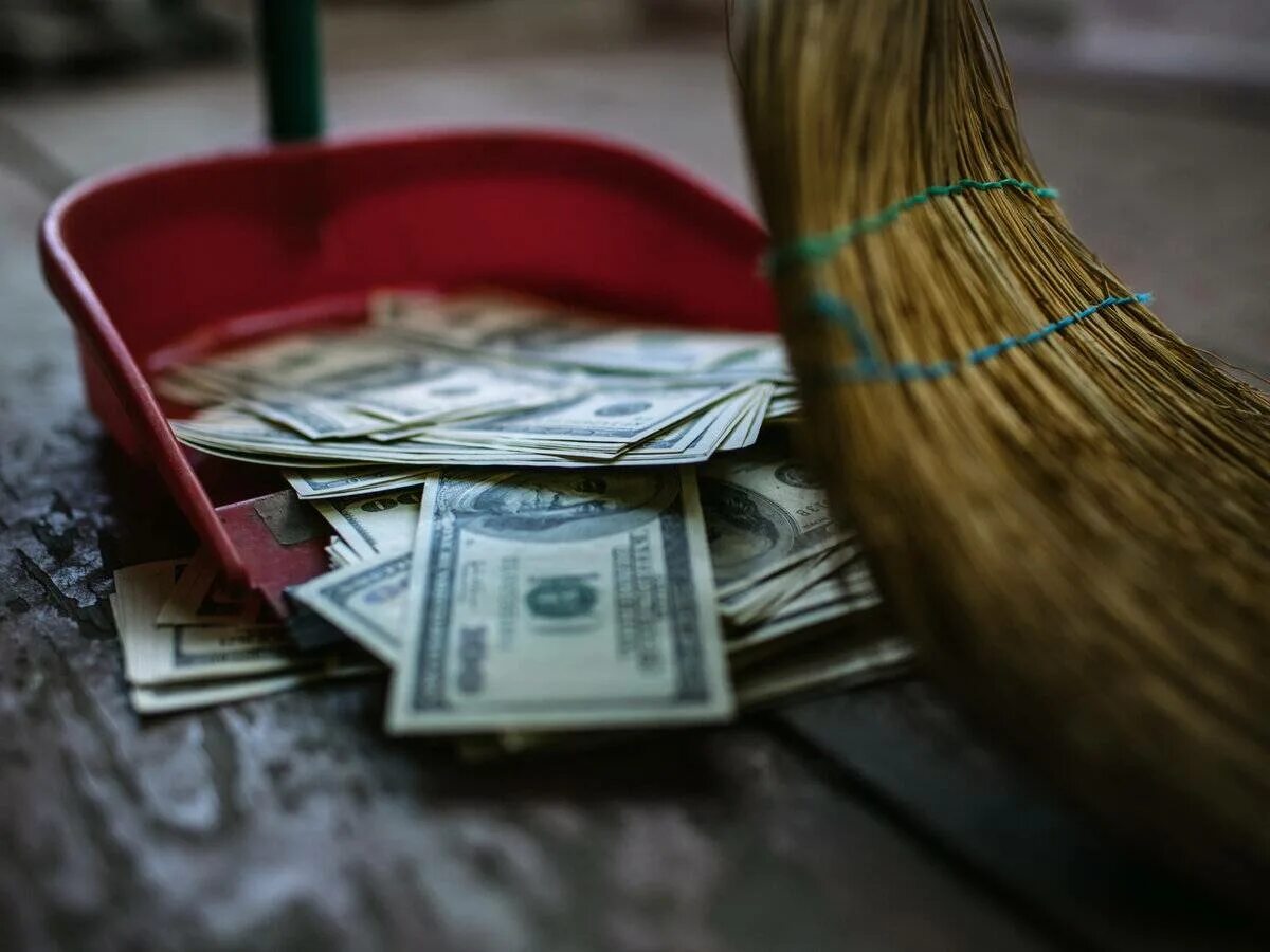 Страх бедности. Человек боится денег. Грустный человек с деньгами. Трата денег. Терять большие деньги.