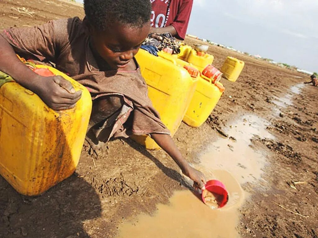 Дефицит африка. Люди в афирики без воды. Люди в афирики без воды. Дефицит африка. Дефицит пресной воды.