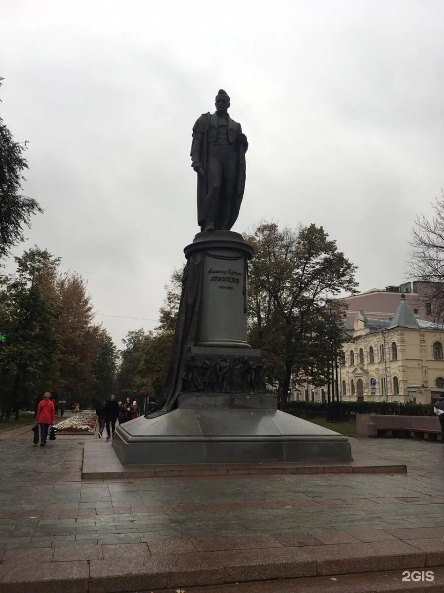 Памятник Грибоедову в Тегеране. Памятник Грибоедову в Саратове. Владикавказ Грибоедова памятники. Памятник Грибоедову в Чебоксарах