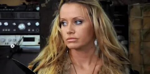 Әйелі қара жігітті сиқығанын қараңыз