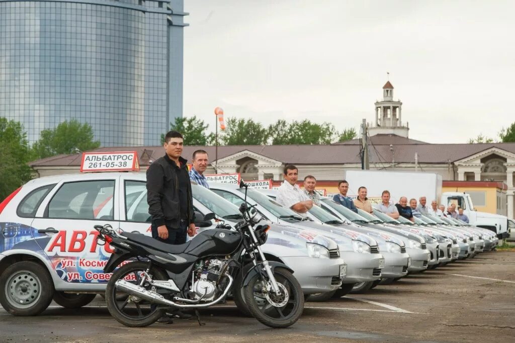 Автошкола казань отзывы. Автошкола Альбатрос Казань. Автошкола Альбатрос директор. Автошкола Альбатрос Ямашева. Автошкола драйв в Казани преподаватели.