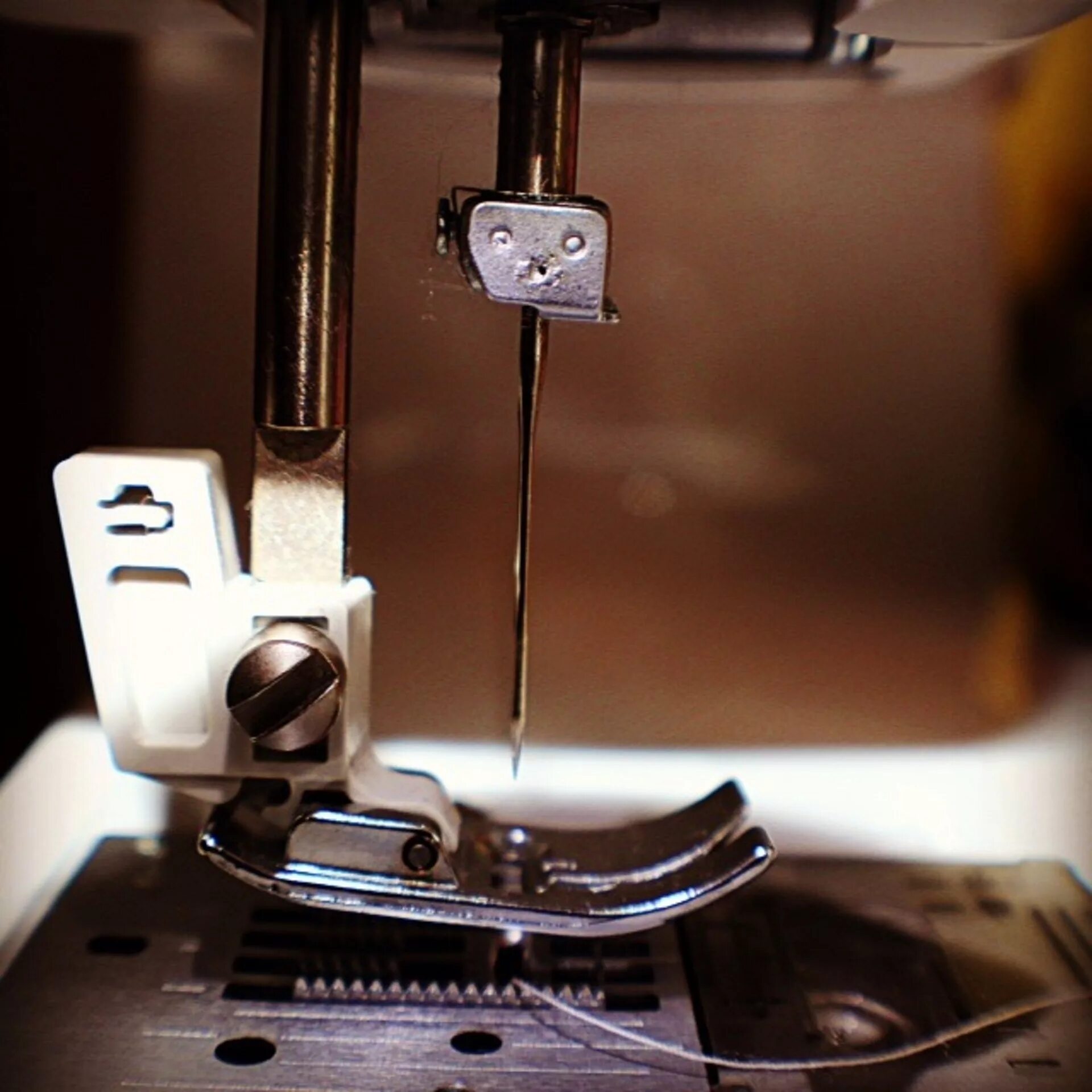 Иглы для швейных машин. Игла,нитки,лапки для швейных машин. Швейная машинка с тканью. Игла швейная и швейная машинка.