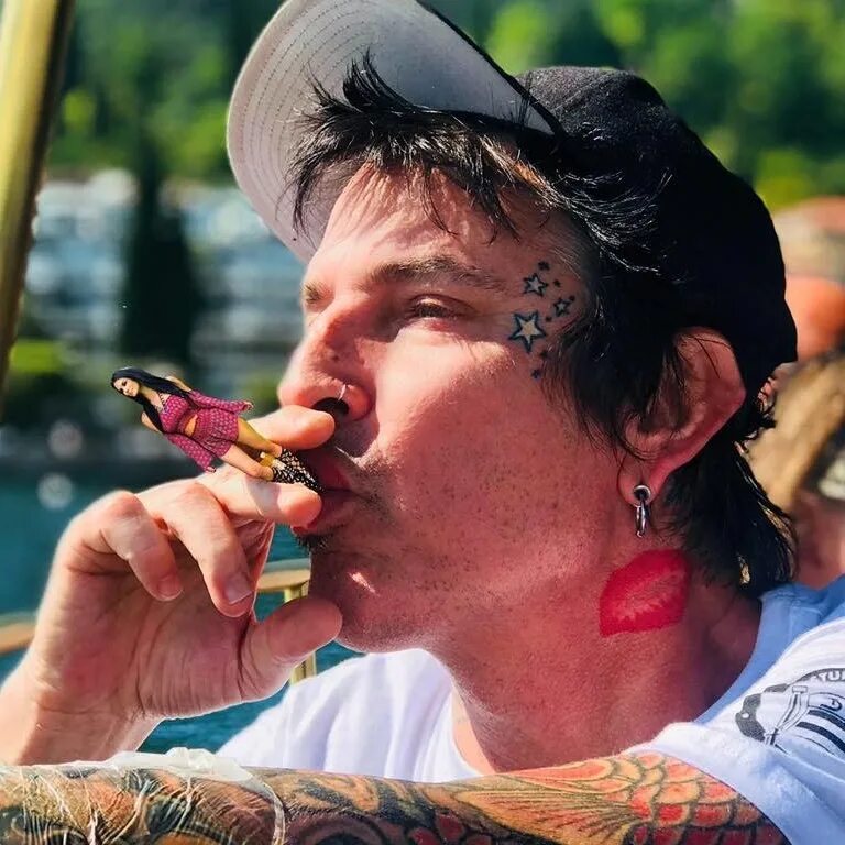 Dick lee. Tommy Lee. Tommy Lee dick. Томми ли басс в молодости. Tommy Lee height.