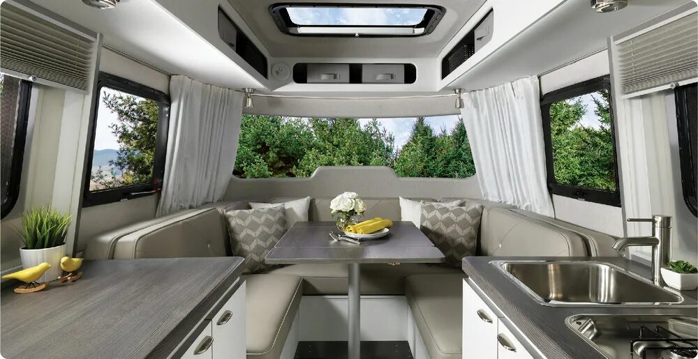 Дом на колесах санкт петербург. Автодом Airstream 2020. Автодом Pan American Airstream. Автодом Airstream Interstate. Кухня в трейлере на колесах.