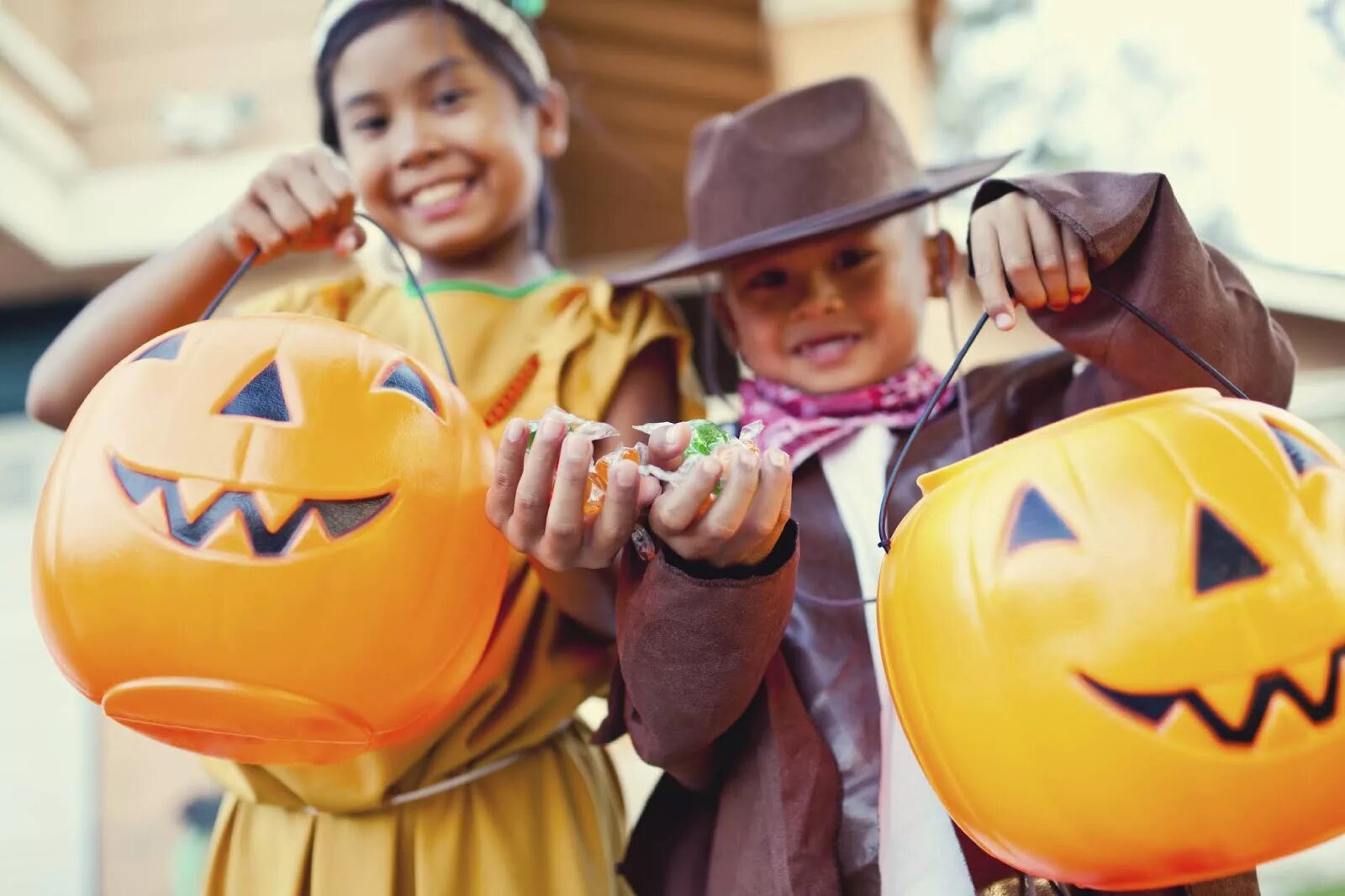 A treats children. Выпрашивание сладостей на Хэллоуин. Хэллоуин дети просят конфеты. Дети на Хэллоуин собирают конфеты. Хэллоуин для детей.