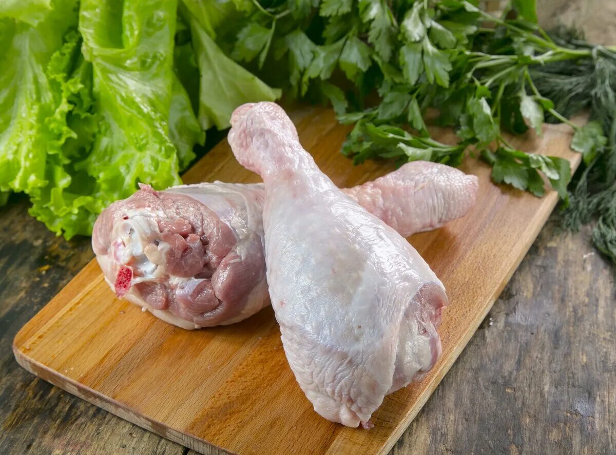 Голень куриная. Куриные ножки. Согнутые женские ноги. Голень куриная в духовке. Красивые женские колени.