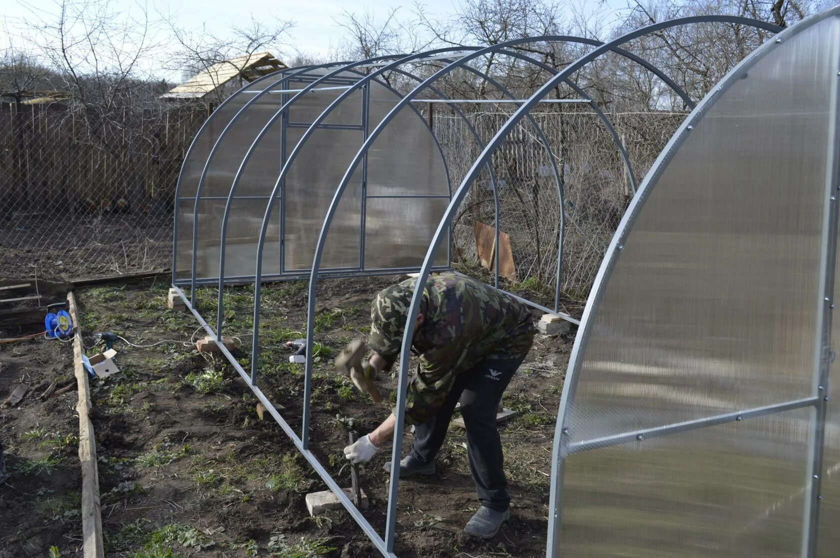 Сборка теплицы. Сборка теплицы из поликарбоната. Монтаж теплицы из поликарбоната. Крепление для теплицы. Сборка теплицы из поликарбоната 3х4 своими руками