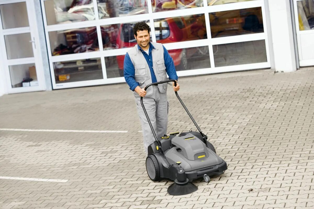 Керхер км 70. Подметальная машина karcher km 70/20. Коммунальная подметальная машина karcher. Ручная подметальная машина km 70. Керхер км 70/20 с.