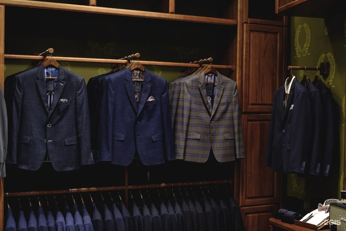 Armani collezioni бутик. Магазин сударь жуковский. Ассортимент мужской одежды. Бутики с брендовой одеждой в торговом центре джорджо армани. Жених ван клиф.