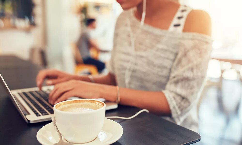 За чашкой кофе. Ноутбук и кофе. Ноутбук и чашка кофе. Чашка кофе за компьютером. Девушка с ноутбуком в кафе.