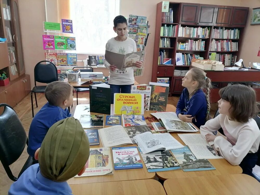 Семья в библиотеке. Городская библиотека находка. День семьи в библиотеке.