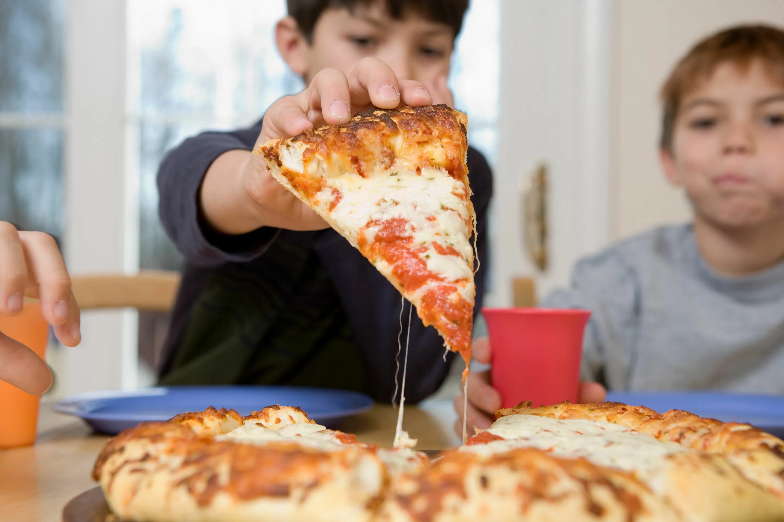Пицца для детей. Дети в пиццерии. Дети едят пиццу. Фотосессия с пиццей дети. Рекламный ролик пицца