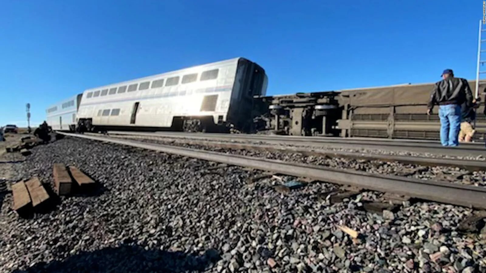 Пассажирский поезд сошел с рельс под интой. Поезда амтрак сша. поезда amtrak в сша. американские пассажирские поезда. американские пассажирские вагоны.