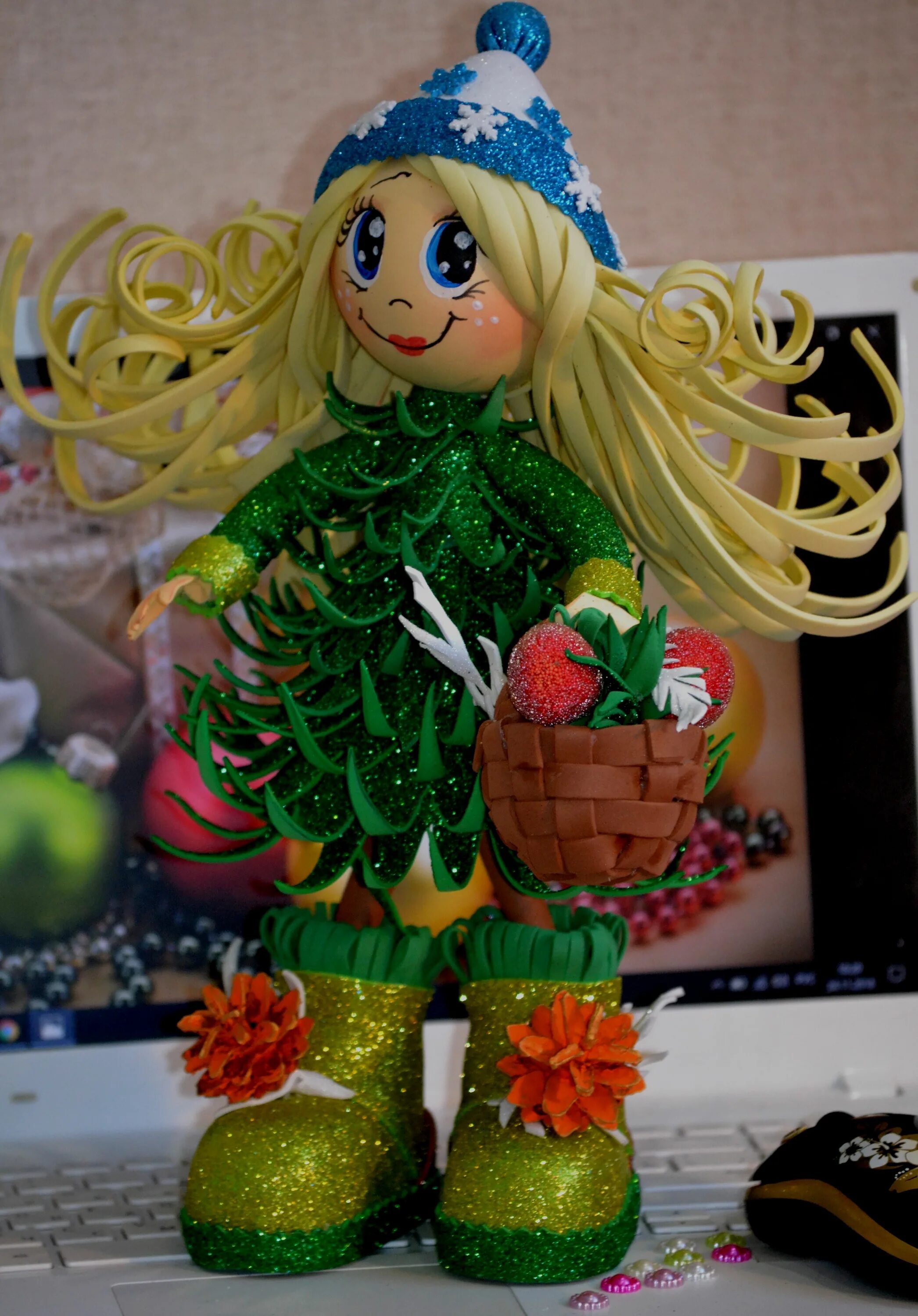 новогодние поделки из фоамирана. эко елочка поделка. девочка елочка из фоамирана. кукла елка из фоамирана. елка на ножках из фома.