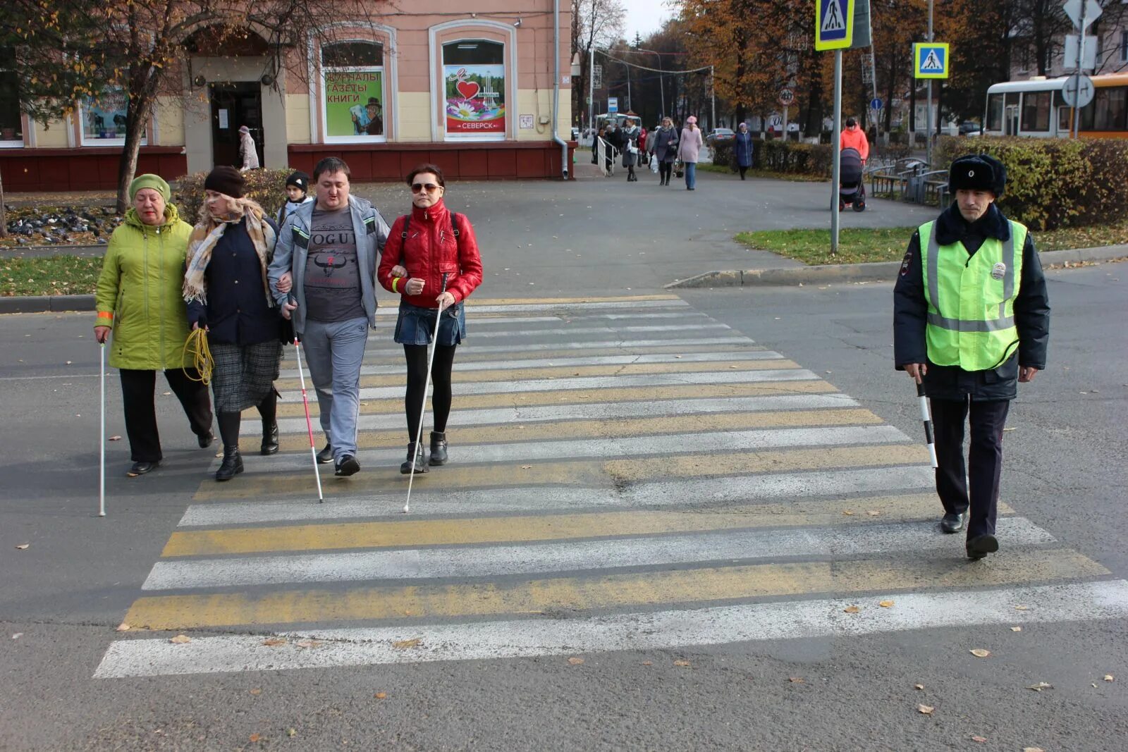 Передача помогали людям. Пешеходные дороги для слепых. Белая трость для слепых. Переход для слепых. Пешеходный переход для слепых.