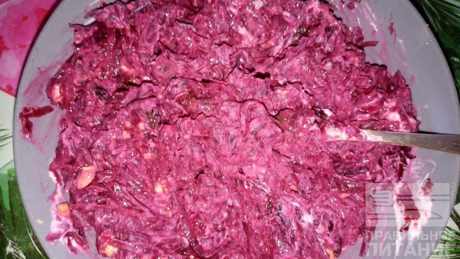 Салатикиз варёной чаеклы. Яйца в свекле. Свекла пп. Свекла в тарелке. Салат со свеклой.