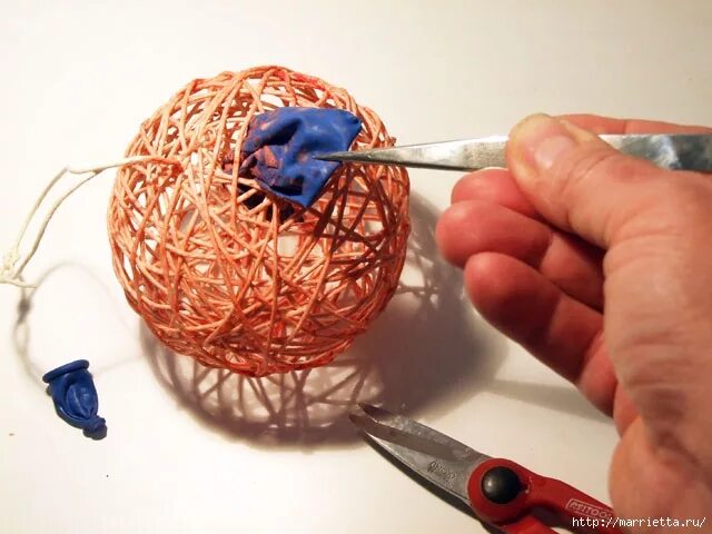 дракон из ниток. хаку из унесенные призраками дракон игрушка. дракон из ниток своими руками. шар из шерстяных ниток.