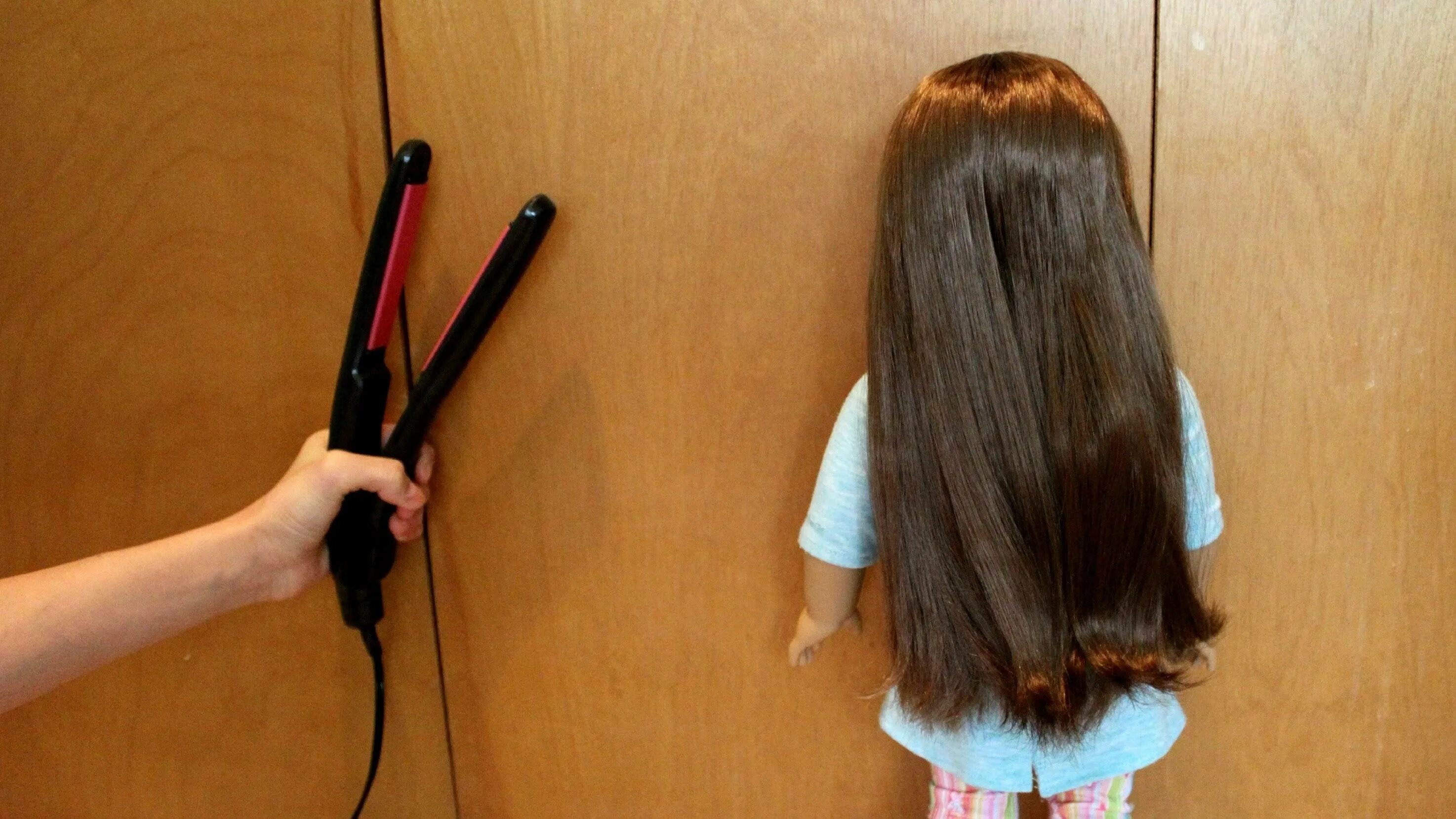 Самодельные волосы. Утюжок для выпрямления волос. Выпрямление кукольных волос. Запутанные волосы у куклы. Распутать волосы кукле.