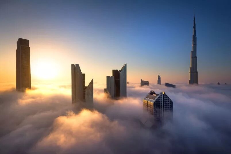 Остров небоскребов. Дубай Бурдж Халифа в облаках. Дубай Бурдж Халифа над облаками. Дубаи Бурдж-Халифа крыша. Бурдж Халифа в облаках.