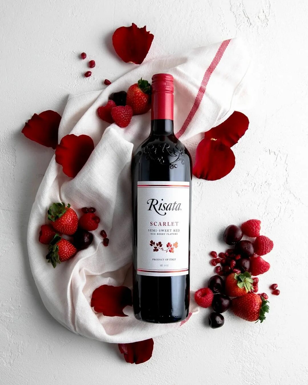 Бэрфут вино. Вино kindzmarauli red semi-sweet. Vin very вино. Лоу кэт вино. Вино красное сладкое.