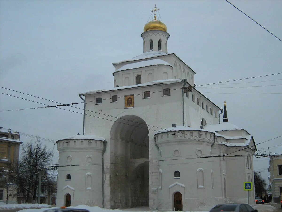 В каком городе находится памятник золотые ворота