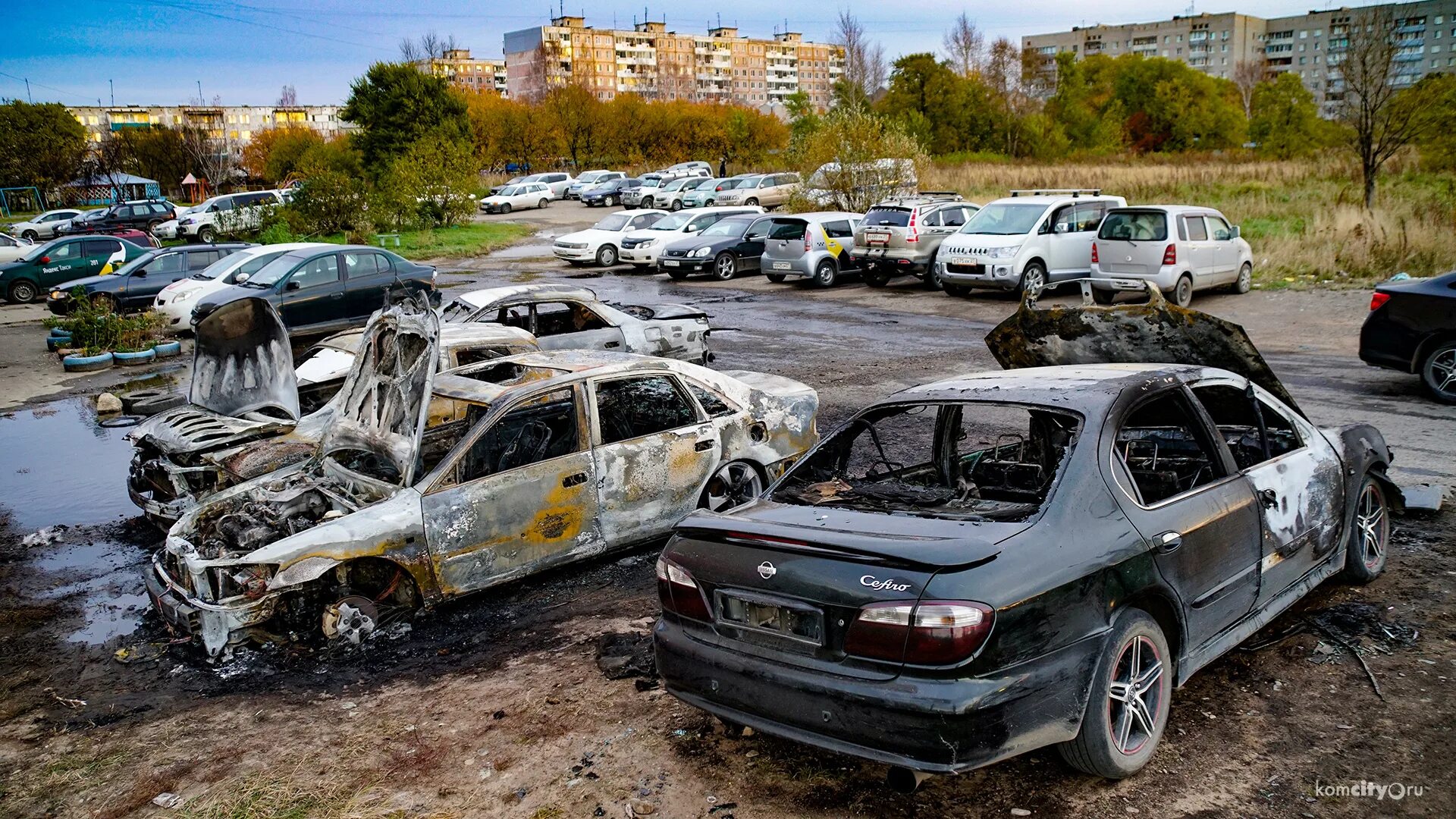 Горящие японские машины. Сгоревшая японская машина. В Арсеньеве сгорели машины.