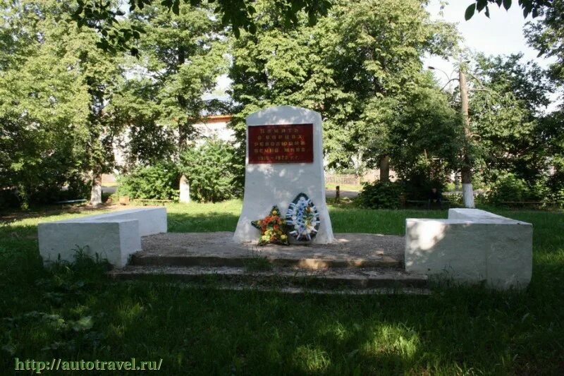 Поселки павловского района. Памятники Павловский Пермский край. Памятники в посёлке Павловский Пермского края. Красный май Павловский район Алтайский край. Памятники поселка Павловский Пермский край фото.