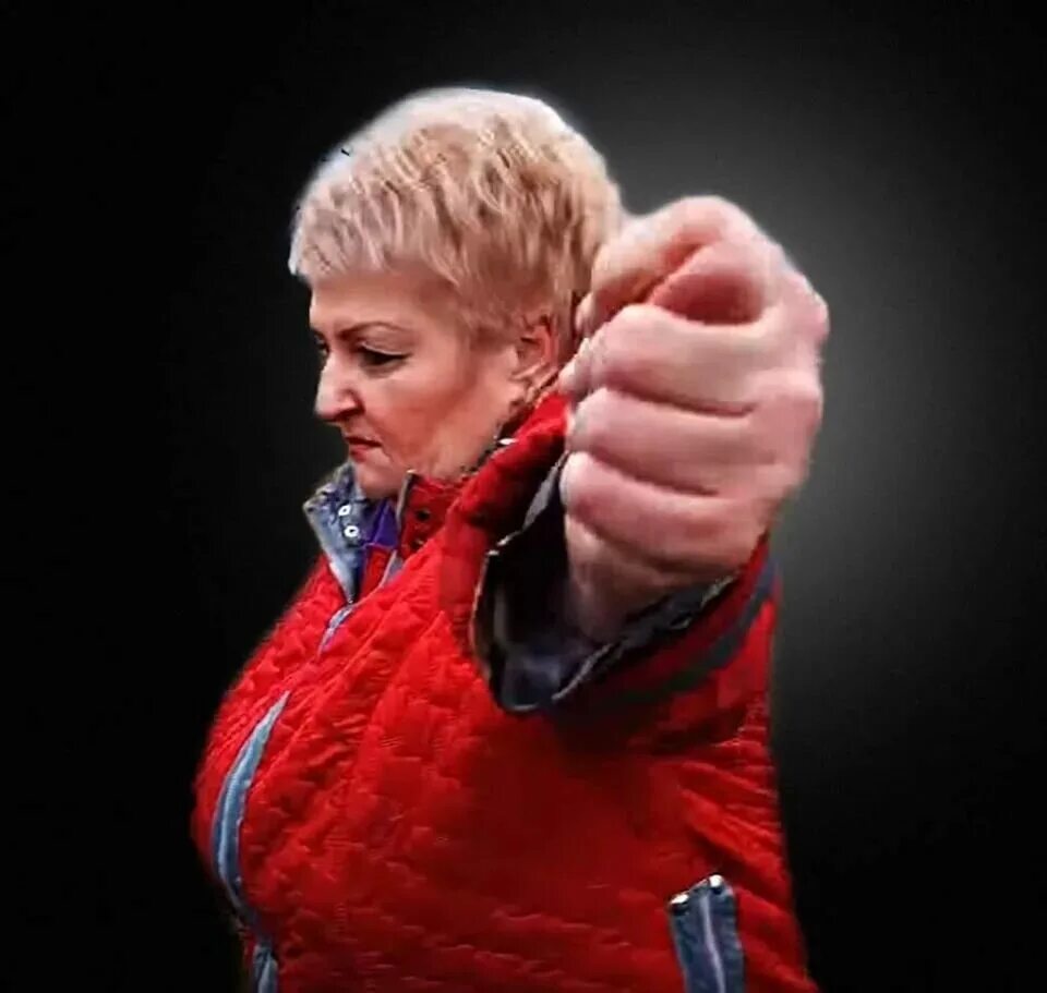 Фото дули. Мэр Добруша фига. Женщина показывает кукиш. Человек показывает дулю. Баба с фигой.