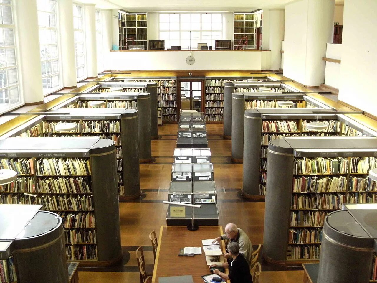 Библиотека архив 3. Британский музей Лондон читательный зал. Читательный зал в библиотеке в Великобритании. Королевский институт британских архитекторов. РГВА читальный зал.